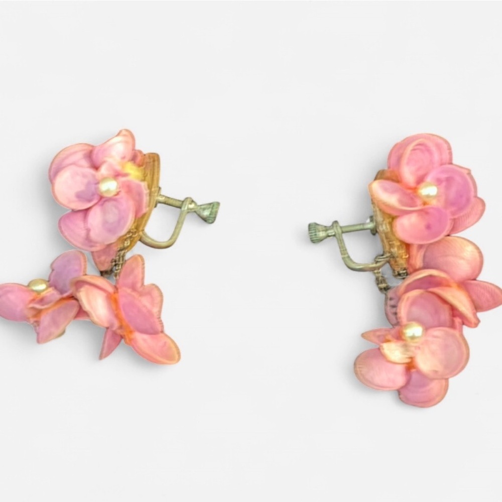 **SOLD** Vintage Pink Seashell Floral Screw-On Earrings — 1950s–60s - Picture 5 of 5